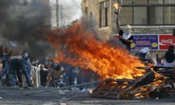 Heurts entre Palestiniens et forces de l'ordre israéliennes le 5 octobre 2015 à Shuafat dans la banlieue de Jérusalem