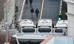 L'entrée de la résidence du président sud-coréen déchu Yoon Suk Yeol barricadée à l'aide d'autobus, le 8 janvier 2025 à Séoul