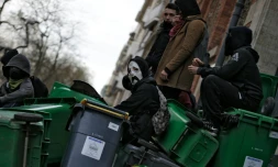 L'entrée d'un lycée bloquée par des jeunes le 5 avril 2016 à Paris
