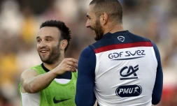 Mathieu Valbuena (de face) et Karim Benzema lors d'une séance d'entraßnement de l'équipe de France à Ribeirao Prato au Brésil, le 10 juin 2014