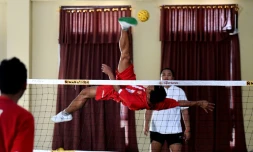 L'entraînement des joueurs de l'équipe nationale indonésienne de sepak takraw à Jambi, en Indonésie, le 22 mai 2017