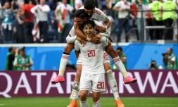 L'attaquant iranien Sardar Azmoun (devant) fêtant, avec des coéquipiers, la victoire de son pays sur le Maroc, le 15 juin 2018 à Saint-Pétersbourg