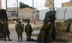 Des soldats israéliens à l'entrée de la base militaire du mont Harif, près de Mitzpe Ramon, dans le sud du désert du Néguev, à la frontière avec l'Egypte, le 3 juin 2023