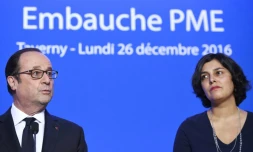 Le président François Hollande et la ministre du Travail Myriam El Khomri en visite dans l'entreprise ETNA France, le 26 décembre 2016 à Taverny