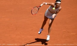 Caroline Garcia au service face l'Espagnole Carla Suarez Navarro Ă Madrid, le 10 mai 2018