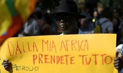 "De mon Afrique, vous prenez tout", une affiche lors d'une manifestation à Rome pour dénoncer la violente expulsion de réfugiés squattant un immeuble à Rome, le 26 août 2017