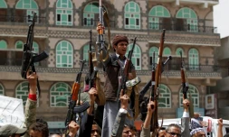 Des partisans des rebelles Houthis au Yémen assistent à un rassemblement à Sanaa le 26 avril 2018 contre l'assassinat de leur chef politique Saleh al-Sammad, dans une frappe aérienne de la coalition sous commandement saoudien