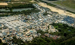 Vue aérienne de la Jungle à Calais le 16 août 2016
