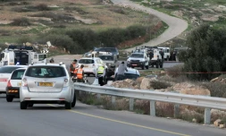 Des soldats et policiers israéliens sur les lieux d'une attaque, le 13 novembre 2015 près de Hébron, en Cisjordanie