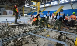 La police et les secouristes inspectent les dégâts dans local dans la ville de San Remigio, province de Cebu, dans le centre des Philippines le 1er octobre 2025