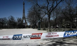 Fermeture des allées autour de la tour Eiffel, à Paris, le 23 mars 2020
