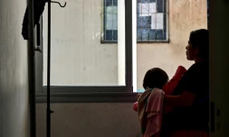 Une femme wichi porte son enfant, à l'hôpital de Tartagal, dans la province de Salta (Argentine), le 28 février 2020