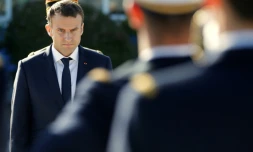 Emmanuel Macron en face d'officiers sous-mariniers à l'Ile Longue, base des sous-marins nucléaire lanceurs d'engins à Crozon dans le Finistère, le 4 juillet 2017 