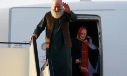 Les Britanniques Peter Reynolds et son épouse Barbie Reynolds, à leur arrivée à l'aéroport de Doha, après avoir été libérés par les autorités talibanes, le 19 septembre 2025 au Qatar