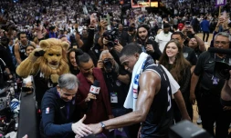 De'Aaron Fox appuie sur le bouton pour allumer le faisceau lumineux de la victoire des Sacramento Kings après leur premier match de play-offs NBA en 17 ans, une victoire à domicile contre les Golden State Warriors, à Sacramento, le 15 avril 2023
