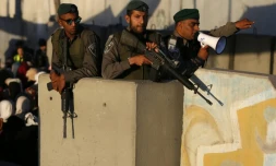 Des soldats israéliens surveillent des Palestiniens qui passent par le checkpoint de Qalandia, le 17 juin 2016