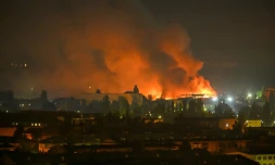 Vue d'un incendie après des frappes de missiles balistiques russes, le 5 août 2026 à Kiev