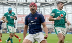 Louis Bielle-Biarrey après avoir marqué le premier essai du match de la France contre l'Irlande, le 8 mars à Dublin dans le Tournoi des six nations