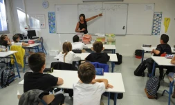 Des collégiens en classe de 6e et leur professeure, à Ayrte (Charente-Maritime), le 1er septembre 2015