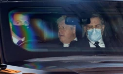 Le Premier ministre britannique Boris Johnson (C) quitte en voiture la Chambre des Communes, à Londres le 12 janvier 2022