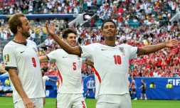Jude Bellingham (d), auteur d'un doublé pour l'Angleterre face à la NorvÚge, entouré de ses coéquipiers Harry Kane (g) et John Stones, en quart de finale du Mondial, le 11 juillet 2026 à Miami