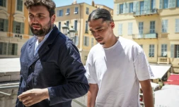 Le streamer français Safine Hamadi (d.), connu sous le nom de Safine, arrive avec son avocat Michel Tom au tribunal de Nice, dans les Alpes-Maritimes, pour l'ouverture de son procès, le 6 juillet 2026