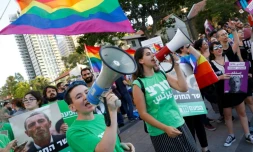 Des membres de la communauté LGBT défilent à Tel-Aviv le 14 juillet 2019 pour demander la démission du ministre de l'Education Rafi Peretz