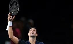 Le Serbe Novak Djokvic exulte aprÚs sa victoire face au Français Corentin Moutet au 2e tour du Masters 1000 de Paris, le 30 octobre 2019