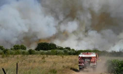 Un camion de pompiers se dirige vers un feu à Vauvert (Gard) le 2 août 2019