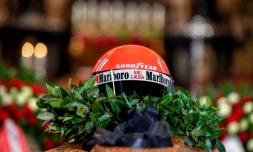 Le casque de l'ancien pilote de F1, Niki Lauda, posé sur son cercueil lors de la cérémonie funéraire à la cathédrale Saint-Stevens de Vienne, en Autriche, le 29 mai 2019