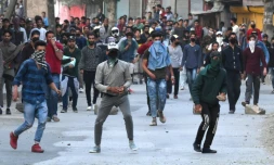Des manifestants se heurtent aux forces de l'ordre indiennes pendant une journée de grÚve à l'appel des séparatistes du Cachemire, à Srinagar le 2 avril 2018