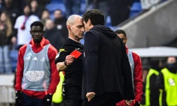 L'entraîneur de Lyon Paulo Fonseca s'en prend à l'arbitre Benoît Millot, lors du match contre Brest, le 5 mars 2025 à Décines-Charpieu
