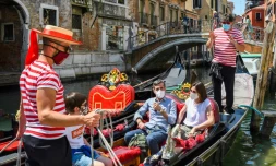 Des gondoliers promĂšnent des clients Ă Venise, le 12 juin 2020