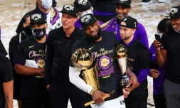 La star des Los Angeles Lakers, Lebron James (centre), a été élu MVP des finales NBA, après le 17e sacre de son équipe, le 11 octobre 2020 à Orlando