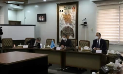 Photo, fournie par l'Organisation iranienne de l'énergie atomique, du directeur de l'Agence internationale de l'énergie atomique Rafael Grossi (c), lors d'une réunion à Téhéran, le 21 février 2021