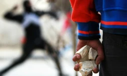Un Palestinien tient des pierres dans ses mains lors d'affrontements avec des soldats israéliens, le 13 février 2015, près de Bethléem.
