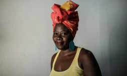 La styliste brésilienne Rogéria Ferreira porte un turban pour respecter les préceptes du candomblé, religion apparue au Brésil au XVIe siècle avec l'arrivée d'esclaves venus d'Afrique, à Rio de Janeiro, le 3 mai 2017