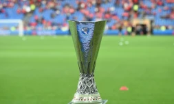 Le trophée de l'Europa League sur la pelouse lors de la finale Liverpool-Séville à Bùle, le 18 mai 2016