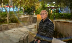 Yip Ka-kui dans un parc près du complexe résidentiel de Wang Fuk Court, le 10 décembre 2025 à Hong Kong, où un incendie a ravagé fin novembre sept tours d'habitation, tuant plus d'une centaine de personnes, dont sa femme