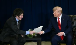 Le président américain Donald Trump (d) et son homologue argentin Javier Milei lors d'une rencontre en marge de l'Assemblée générale de l'ONU, le 23 septembre 2025 à New York