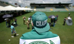 Un fan rend hommage à l'équipe de foot brésilienne de Chapecoense, à Chapeco, le 2 décembre 2016