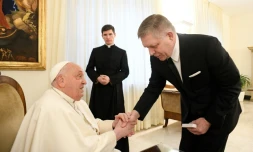 Photo publiée par la Vatican montrant le pape François recevant le 14 février 2025 au matin au Vatican le Premier ministre slovaque Robert Fico avant son hospitalisation à l'hôpital Gemelli de Rome
