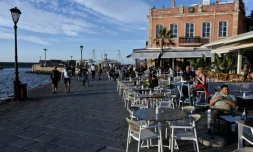 Des habitants et des touristes profitent des terrasses dans la vieille ville de La Canée, dans le nord-ouest de la CrÚte, le 13 mai 2021