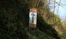 Un panneau accueille les visiteurs à l'entrée du village D'Eyam, dans le Nord de l'Angleterre, le 23 mars 2020. 