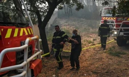Un homme ĂągĂ© est Ă©vacuĂ© par les pompiers lors d?un incendie de forĂȘt Ă Martigues, le 24 aoĂ»t 2020