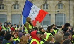 Des "gilets jaunesé manifestent contre la hausse des prix du pétrole et du coût de la vie à Bordeaux, le 1er décembre 2018