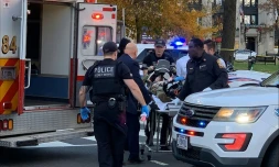 Un homme en treillis militaire sur un brancard, le 26 novembre 2025 à Washington