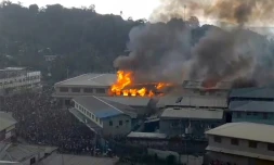 Image d'une video de ZFM radio, montrant une partie du quartier chinois en feu à Honaria aux ßles Salomon aprÚs des émeutes le 25 novembre 2021