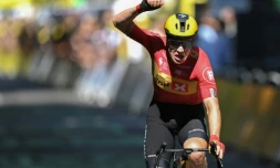 Jonas Abrahamsen lève le poing à l'arrivée de la 11e étape du Tour de France, le 16 juillet 2025 à Toulouse