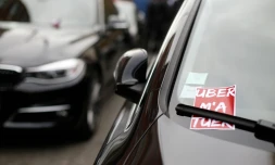 Des chauffeurs de VTC manifestent contre la baisse des prix imposée par Uber, à Paris le 13 octobre 2015